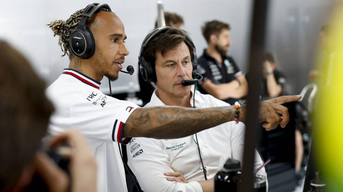 Inspiredlovers Lewis-Hamilton-pointing-next-to-Toto-Wolff-planetF1 Toto Wolff makes surprising admission about Max Verstappen and Red Bull’s title Boxing Sports  Toto Wolff Max Verstappen Lewis Hamilton George Russell Formula 1 F1 News 