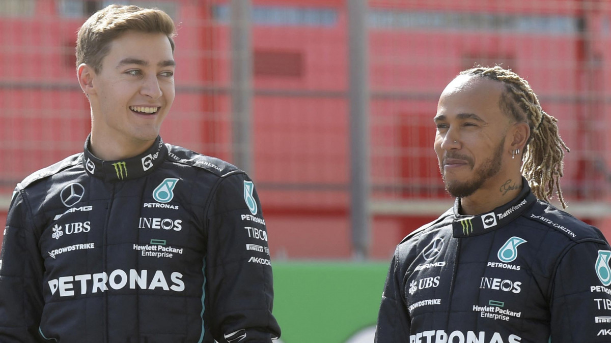 Inspiredlovers GettyImages-1239068071 “Crazy Sons of B*tches Finally Did It”: Lewis Hamilton and Mercedes Seed Brilliant New Idea In... Boxing Sports  Mercedes F1 Lewis Hamilton George Russell Formula 1 F! News 