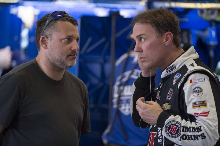 Inspiredlovers https___beyondtheflag.com_files_2016_11_9235463-tony-stewart-kevin-harvick-nascar-duck-commander-500-practice-scaled-1 Kevin Harvick’s Crew Chief Breaks Silence on Cheating Allegations Boxing Sports  NASCAR News Kevin Harvick 