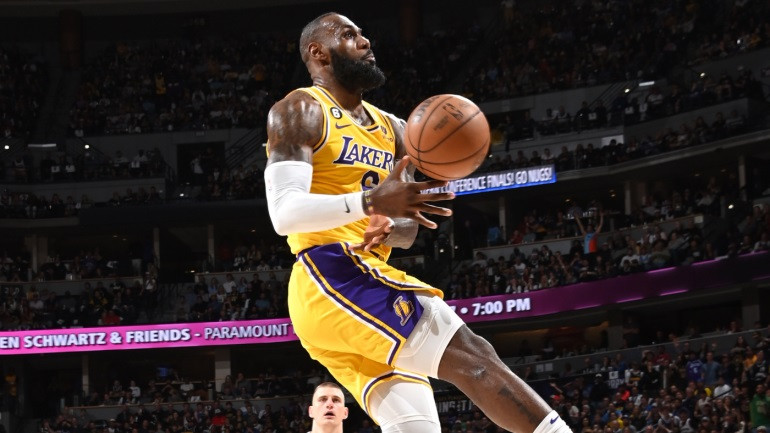 Inspiredlovers LeBron-James-hilariously-fumbles-away-easiest-dunk-of-his-playoff-career-in-Lakers-vs-Nuggets-Game-2 LeBron James hilariously fumbles away easiest dunk of his playoff career in Lakers vs Nuggets Game 2 NBA Sports  NBA World NBA News Lebron James Lakers 